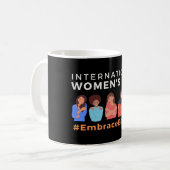 Omarm Equity Internationale Vrouwendag Koffiemok (Voorkant links)