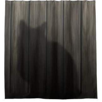 Ombre de chat sur le rideau en douche en bois