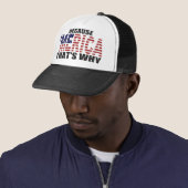 OMDAT 'MERICA' DAT IS WAAROM Trucker Hat Pet (In situ)