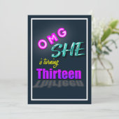 OMG Elle Tourne 13 Invitation Surprise Parti (Debout devant)