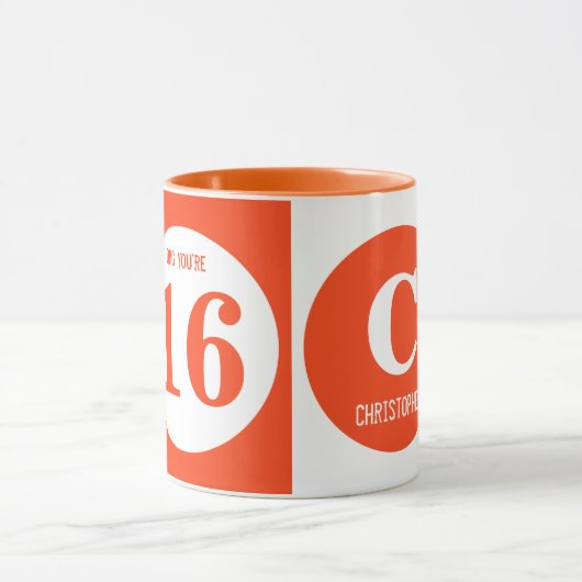OMG je bent 16 monogram oranje en wit Mok (Midden)