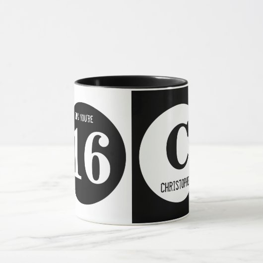 OMG je bent 16 monogram wit en zwart Mok (Midden)