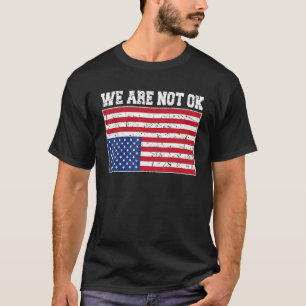 Omgekeerde Vlag We Zijn Niet Ok Amerika Vlag In T-shirt