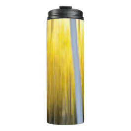 omgeven door Aspen-bomen Thermosbeker