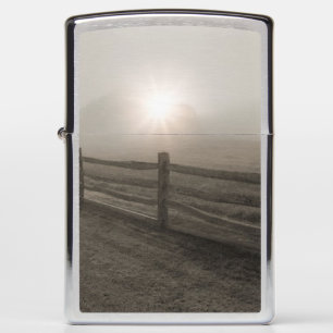 Omheining en Sunburst Through Fog bij Sharon