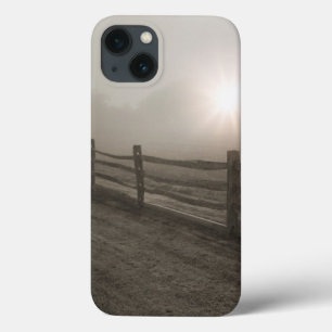 Omheining en Sunburst Through Fog bij Sharon iPhone 13 Hoesje
