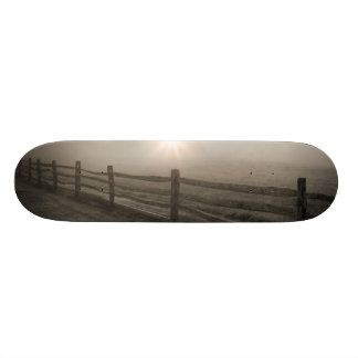 Omheining en Sunburst Through Fog bij Sharon Skateboard