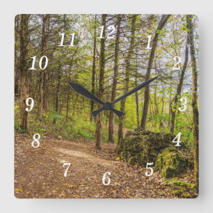 Omlaag en rond wandklok vierkante klok