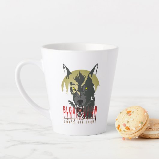 Omnis vir Lupus | Latte Mug (En situation)