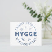 Omring jezelf. Hygge (donkerblauwe tekst) Briefkaart (Staand voorkant)