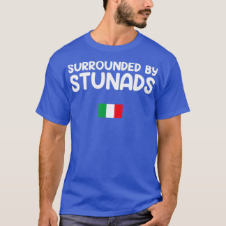 Omringd door stunts grappig italiaans t-shirt