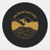 On Mountain Time - grappig wandel- en kampeercadea Ronde Sticker (Voorkant)