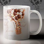 On Peut Attendre ! Baby shower de café Mug<br><div class="desc">On Peut Attendre ! :) Ce petit ours attend la grande fête du bébé, assis dans une montgolfière faite de ballons bruns et crème. Des aquarelles fantaisistes et une typographie moderne complètent le design. Personnalisez ce joli Baby shower d'ours avec vos détails de baby shower facilement et rapidement, appuyez sur...</div>