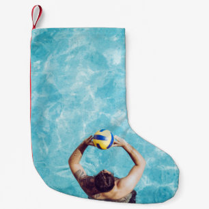 Onbekende persoon die volleybal speelt op het stra kleine kerstsok