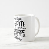 Ondanks deze blik op mijn gezicht praat je koffiemok (Voorkant rechts)