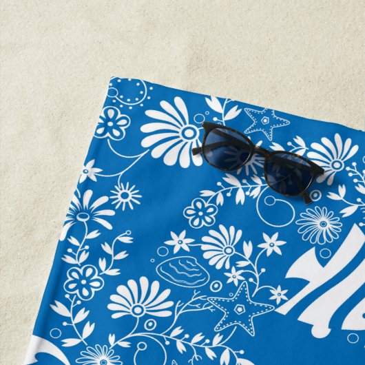 Onder het Ocean Blue Pattern Monogram Strandlaken (In situ)