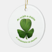 Onder het onderdak van elkaar overleven mensen keramisch ornament (Links)