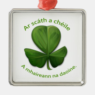 Onder het onderdak van elkaar overleven mensen metalen ornament