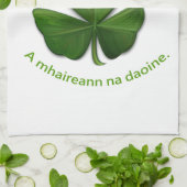 Onder het onderdak van elkaar overleven mensen theedoek (Gevouwen)