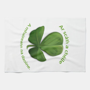 Onder het onderdak van elkaar overleven mensen theedoek