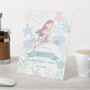 Onder het Zee Mermaid White Birthday Reclamebord Met Voetstuk