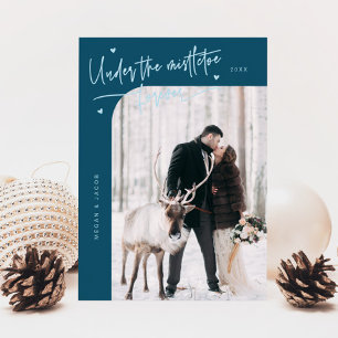 Onder Mistletoe Forever Pas getrouwd Foto Blauwgro Feestdagenkaart