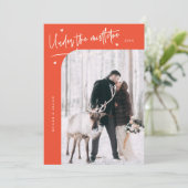 Onder Mistletoe Forever Pas getrouwd Foto Rood Feestdagenkaart (Staand voorkant)