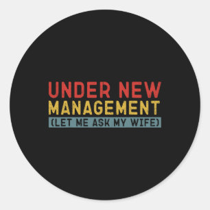 Onder Nieuwe Leiding Mag Ik Mijn Vrouw Vriendje Vr Ronde Sticker