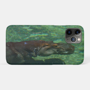 **"Ondergedompelde sereniteit: een nijlpaard die g iPhone 11 Pro Hoesje