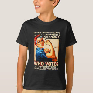 Onderschat de kracht van een oma die stemt t-shirt