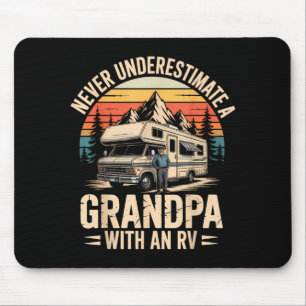 Onderschat een opa met een rv-campingcamper niet muismat