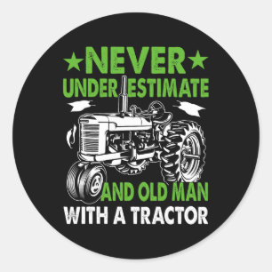 Onderschat een oud Man met een tractor Ronde Sticker