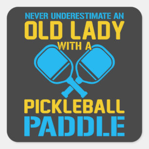 Onderschat een oude dame met een Pickleball Paddle Vierkante Sticker