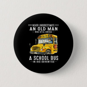 Onderschat een oude man die een schoolbus bestuurt ronde button 5,7 cm