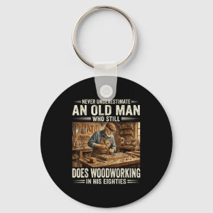 Onderschat een oude man die houtbewerking doet nie sleutelhanger