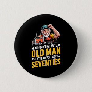 Onderschat een oude man die vrachtwagens bestuurt ronde button 5,7 cm