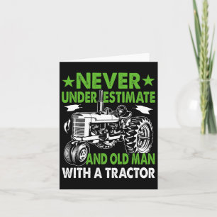 Onderschat een oude man met een tractor kaart