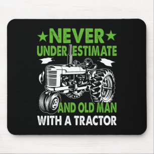 Onderschat een oude man met een tractor muismat
