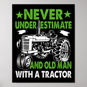 Onderschat een oude man met een tractor poster