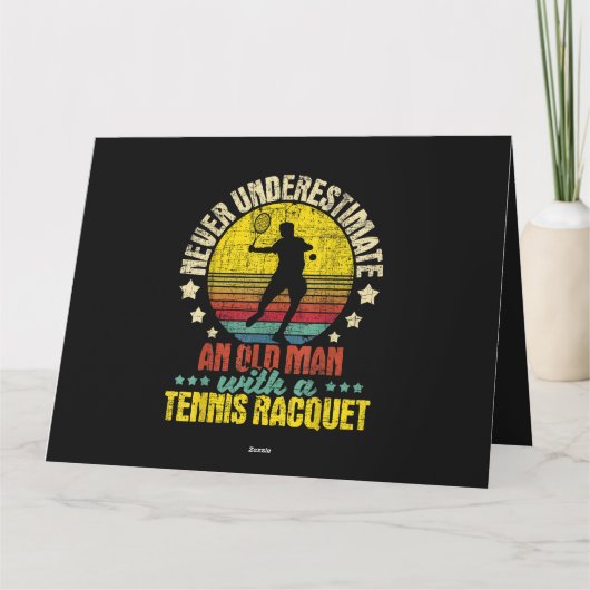 Onderschat een oude man nooit - Tennisracket-spo Kaart (Achterkant)