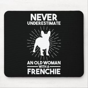 Onderschat een oude vrouw met een Franse bulldog 1 Muismat
