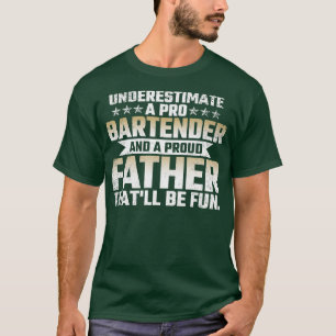 Onderschat een Pro Bartender en een Proud Vader T T-shirt