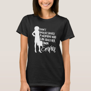 Onderschat geen vrouw die haar eigen kan bouwen t-shirt
