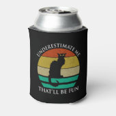 Onderschat me, dat zal leuk zijn blikjeskoeler (Blikje Achterkant)