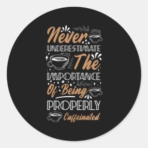 Onderschat nooit de koffie Koffieontwerp Ronde Sticker