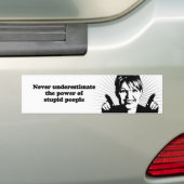 Onderschat nooit de kracht van domme mensen bumpersticker (Op auto)