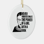 Onderschat nooit de kracht van een meisje met boek keramisch ornament (Rechts)