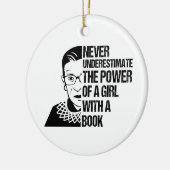 Onderschat nooit de kracht van een meisje met boek keramisch ornament (Links)