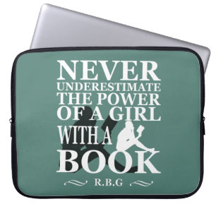 Onderschat nooit de kracht van een meisje met boek laptop sleeve
