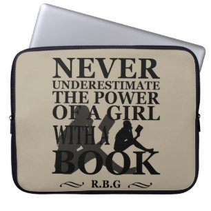 Onderschat nooit de kracht van een meisje met boek laptop sleeve
